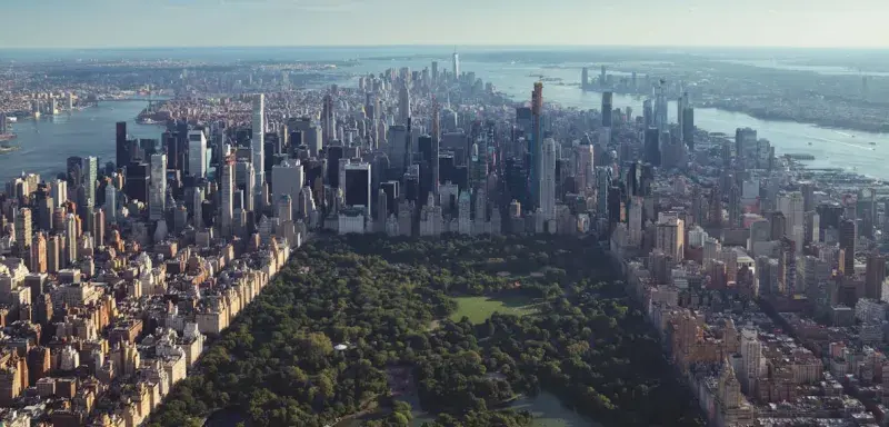 Village méditerranéen au bord de l'eau avec tour médiévale - Gruissan