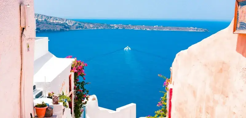 Vue panoramique de Santorin en Grèce avec ses maisons blanches et dômes bleus