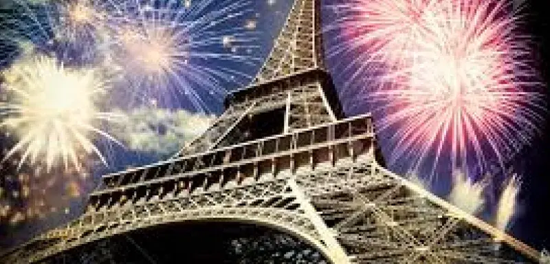 Les Champs-Elysees illumines pour les festivites du Nouvel An a Paris