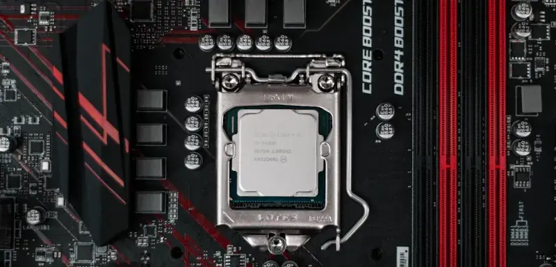 Véhicule de police avec gyrophares allumés la nuit