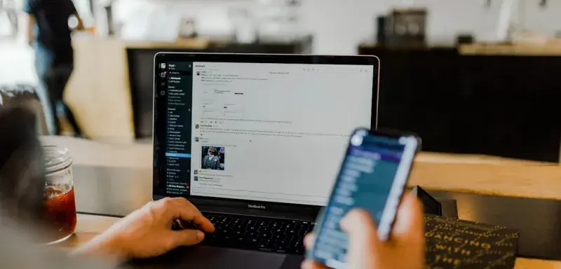 Écran d'ordinateur avec code informatique symbolisant une cyberattaque