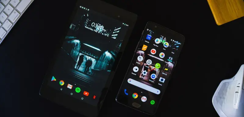 Adolescents sur leurs smartphones et réseaux sociaux