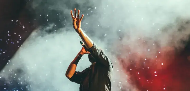 Concert de musique avec scène illuminée et public enthousiaste