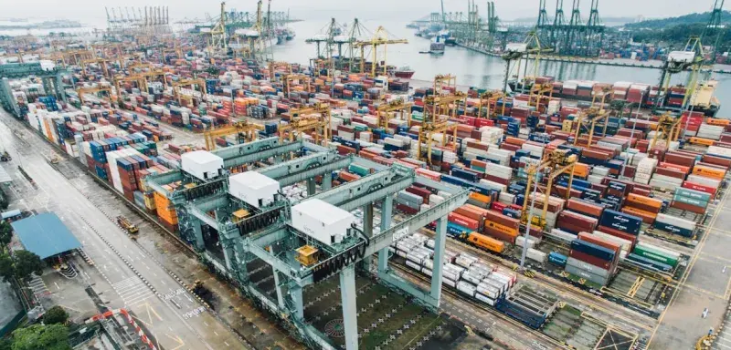 Conteneurs dans un port commercial maritime