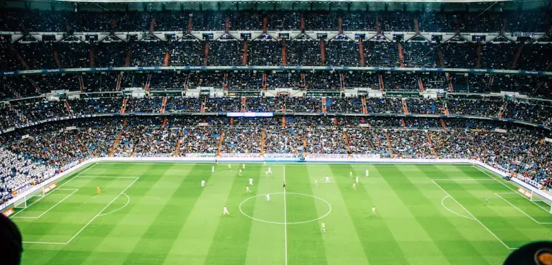 Supporters de football regardant un match dans un stade