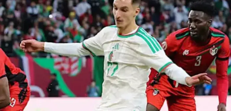 Adil Boulbina numéro 77 en action avec le maillot de l Algérie lors de la CAN 2025