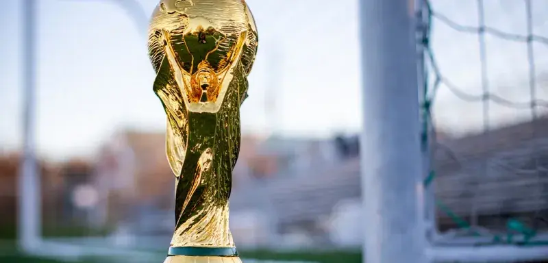 Trophée de la Coupe du monde de football posé sur une pelouse
