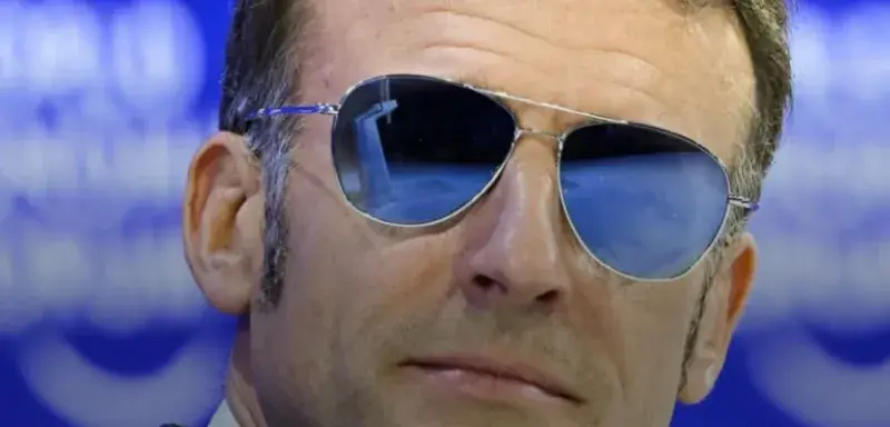Emmanuel Macron portant les lunettes aviateur Henry Jullien au Forum de Davos