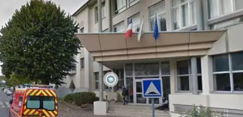 Illustration pour l'article: Trois lycéennes fauchées en sortant des cours à Orly : le conducteur, mineur, n'avait pas le permis