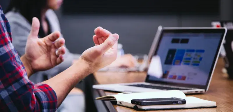 Professionnels en réunion discutant de stratégie financière