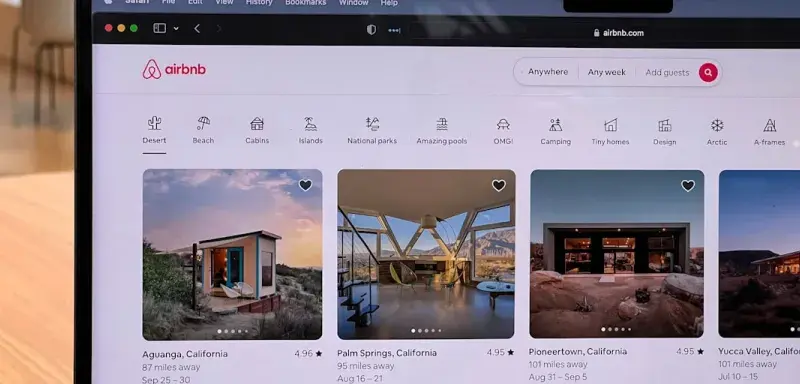 Application Airbnb sur un écran de smartphone