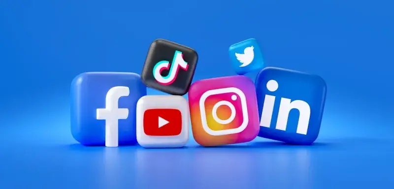 Logos de différents réseaux sociaux sur fond sombre