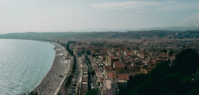 Vue aérienne du littoral de Nice et de la Côte d'Azur, destination prisée pour l'immobilier de prestige