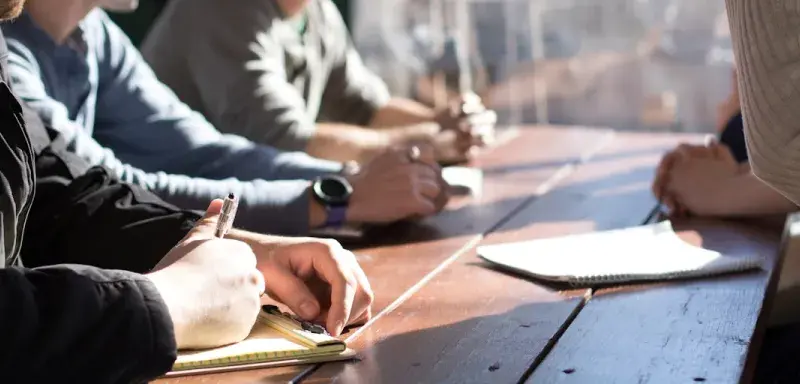 Réunion de dirigeants d'entreprise en costume assis autour d'une table