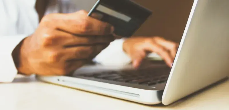 Piratage informatique et cybersécurité illustration avec écran d ordinateur et code