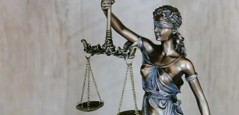 Statue de la Justice tenant une balance, symbole de la sanction judiciaire