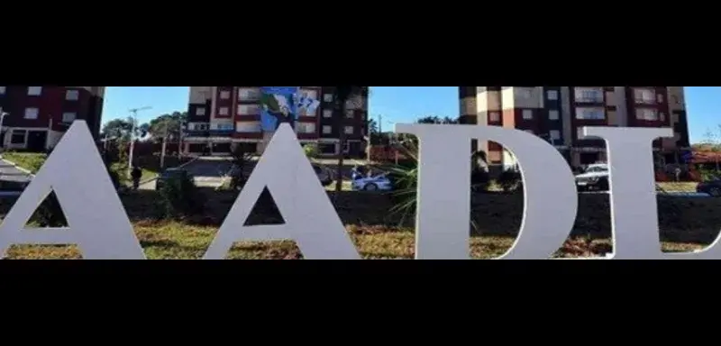 Façade d'un immeuble AADL proposant des locaux commerciaux à la vente en Algérie