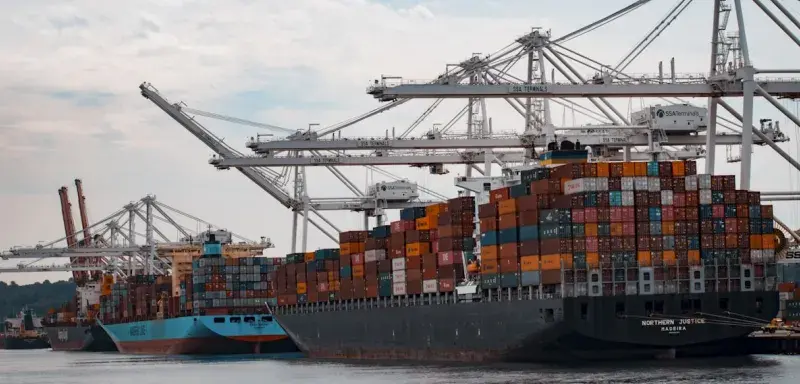 Conteneurs dans un port maritime