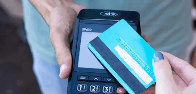 Paiement sans contact par carte bancaire, symbole de la transition numérique des entreprises