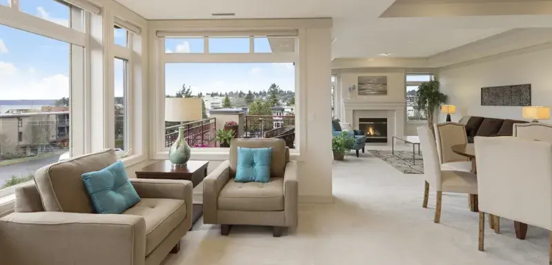 Appartement moderne avec clés sur la table, symbolisant la location Airbnb