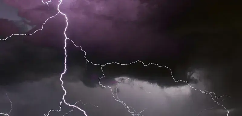 Éclair dans un ciel orageux au-dessus de la mer