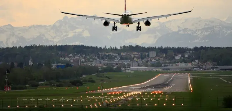 Avion sur une piste d'aéroport