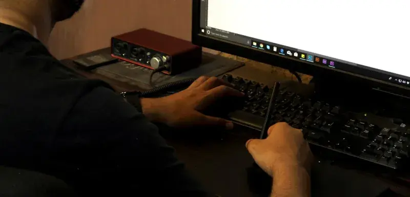 Un militaire travaillant sur un ordinateur sécurisé dans un centre de commandement