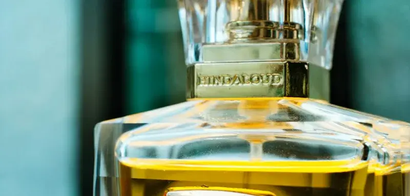 Gros plan sur un flacon de parfum de luxe