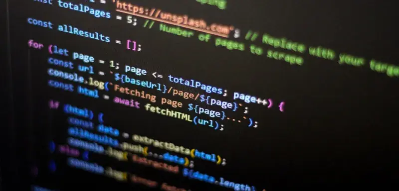 Écran d'ordinateur affichant des lignes de code, symbolisant une cyberattaque
