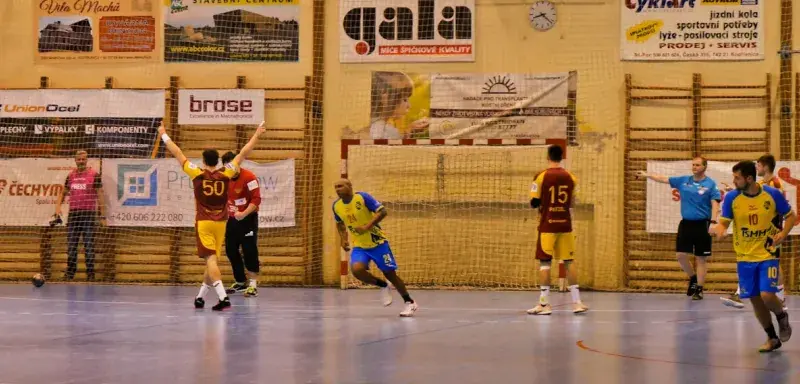 Joueurs de handball en pleine action lors d'un match en salle