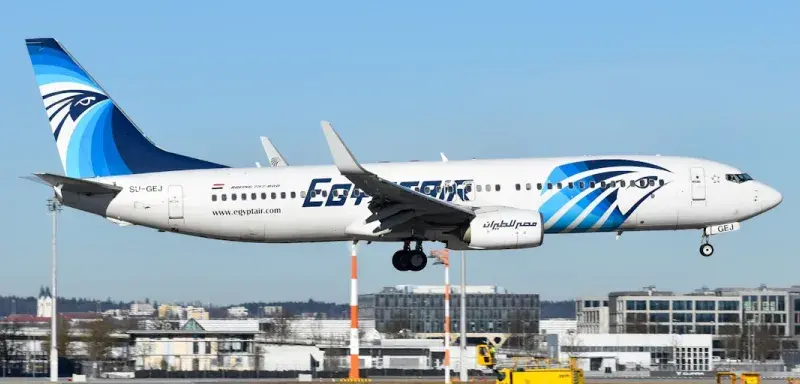 Un avion de ligne en vol dans un ciel bleu