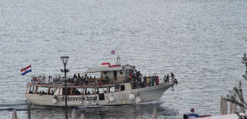 Des migrants à bord d'une embarcation en mer Méditerranée