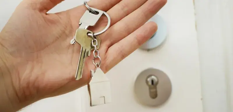 Clés de logement en main