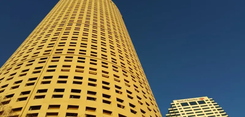 Vue en contre-plongée de gratte-ciels financiers à Tampa sous un ciel bleu, symbole de Wall Street