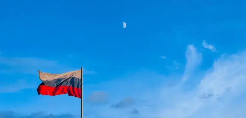 Drapeau russe flottant au vent, symbole des tensions géopolitiques actuelles