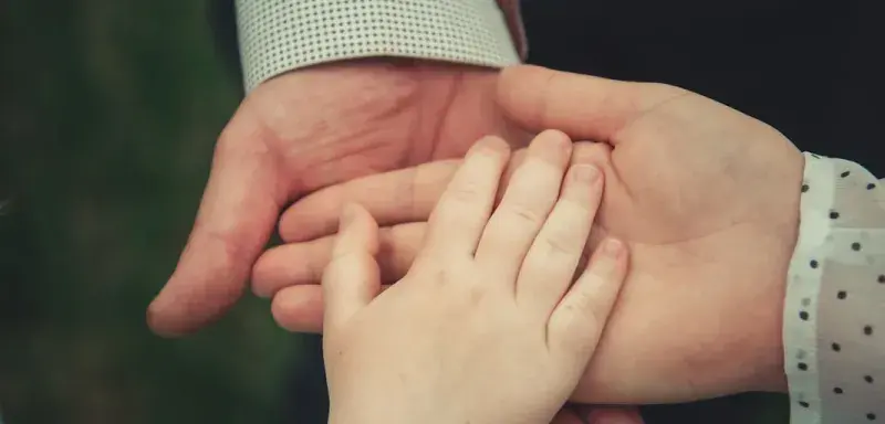 Documents de succession et patrimoine familial posés sur un bureau
