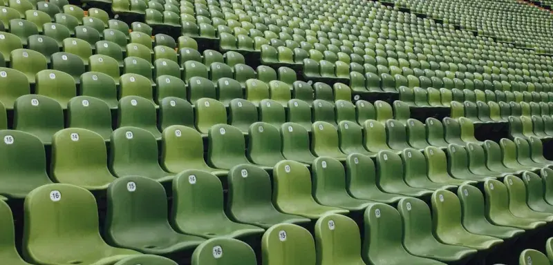 Sièges vides dans un stade de football