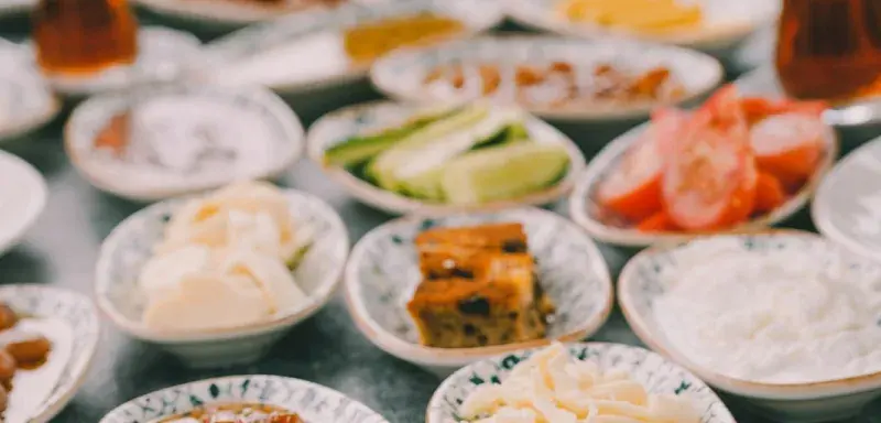 Table garnie de plats traditionnels pour un repas d'iftar