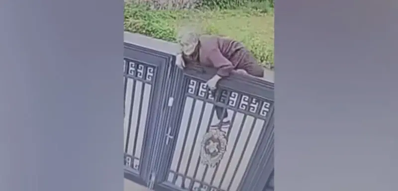 Une femme âgée de 92 ans escalade un portail métallique de plus de 2 mètres pour s'échapper de sa maison de retraite en Chine