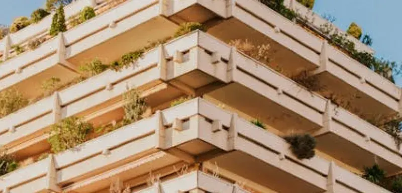 Un immeuble moderne à Toulouse avec des balcons végétalisés illustrant l'architecture résidentielle contemporaine
