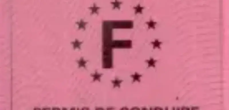 Permis de conduire rose trois volets posé à côté du nouveau permis au format carte de crédit