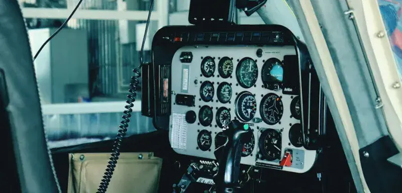 Vue détaillée du panneau de contrôle du cockpit d'un avion de chasse avec instruments de navigation