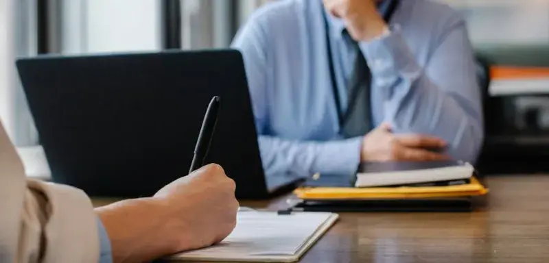 Jeune candidate remplissant un formulaire lors d'un entretien d'embauche