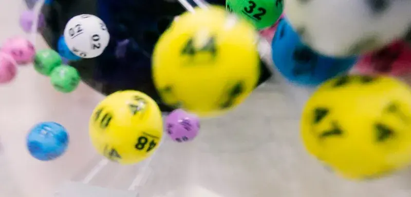 Tickets de loterie à gratter posés sur une table