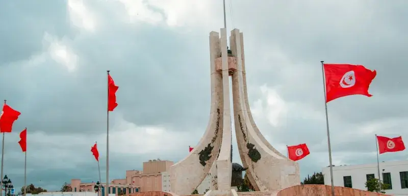 Drapeaux sur un pont en béton marron en plein jour