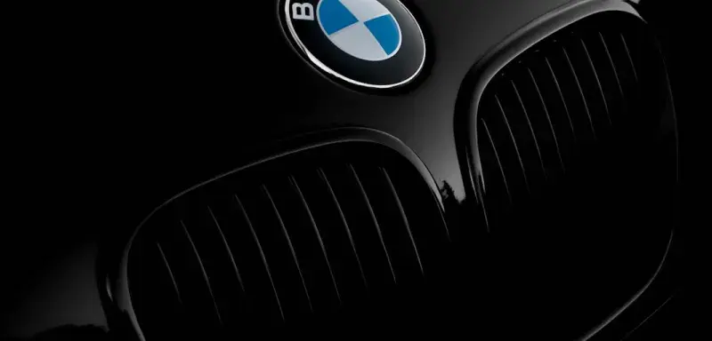 Logo BMW sur le capot d'un véhicule de la marque allemande