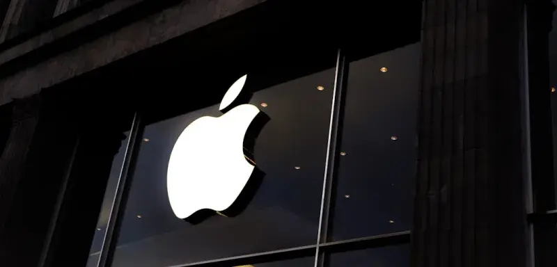 Façade d'un Apple Store avec le logo Apple lumineux