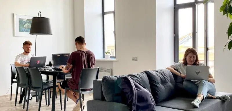 Espace de coliving moderne avec canapé et pièce de vie partagée