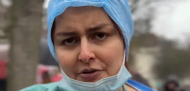 Rassemblement de soignantes devant l'hôpital Tenon à Paris en soutien à leurs collègues sanctionnées pour le port du calot