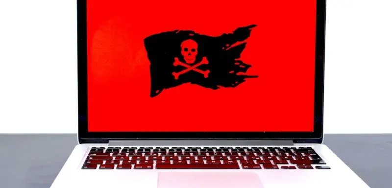Écran d'ordinateur affichant un message de piratage informatique
